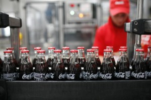 linea produttiva coca cola fabbrica bottiglie